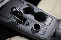 センターコンソールに配されたシフトセレクター。トランスミッションはトルコン式の9段ATで、ドライブモードに応じてスムーズにもスポーティーにも変速してみせる。