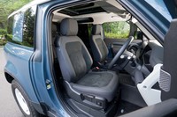 シートは合皮とファブリックのコンビ表皮が標準で、リクライニングとランバーサポートのみ電動調整が可能。試乗車はウオークスルー仕様だったが、本来はセンターコンソール仕様が標準だ（無償で変更可能）。