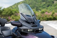 可動式のウインドスクリーンに、前後席の両方に備わるシートヒーター、グリップヒーター、オーディオ等々、装備は至れり尽くせりだ。