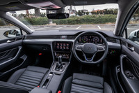 「パサート」のマイナーチェンジモデルに準じたインテリアデザイン。意匠変更されたステアリングホイールやタッチ式のエアコン操作パネル、アナログ時計の代わりに置かれたバックライト付きの車名ロゴなどが特徴だ。