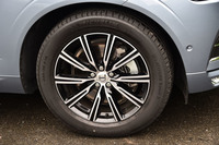 「XC60 D4 AWDインスクリプション」は、19インチの10スポークホイール（写真）を標準装備。試乗車はミシュランの「ラティチュードスポーツ3」タイヤを装着していた。