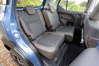 後席は左右独立式で、調整幅165mmの前後スライド機構や、リクライニング機構、可倒機構が備わる。