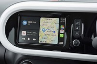 ダッシュボード中央の7インチタッチスクリーンはApple CarPlay（写真）やAndroid Autoに対応。音声による操作もできる。