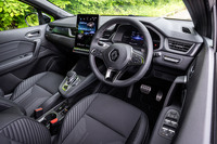 10.4インチサイズとなる大型の縦型タッチスクリーンをダッシュボードのセンターに組み込んでアップデートされたインストゥルメントパネルのデザインは、全グレードに共通する。インフォテインメントシステムには「OpenR Link」テクノロジーを採用している。