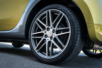 こちらは専用デザインのアルミホイール。テスト車には「ヨコハマ・ブルーアースA」が装着されていた。