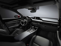 北米仕様の新型「マツダ3」のインテリア。車内空間についてはややデザインの犠牲になっている感はあるが、その点は「トヨタ・カローラ スポーツ」も同じだ。