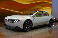 BMWが日本初披露したコンセプトカー「ビジョン ノイエクラッセ」。