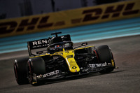 2021年にチーム名をアルピーヌに変えるルノー。イエロー＆ブラックのカラーリングもこれで見納め。さらにマクラーレンへ移籍するダニエル・リカルド（写真）にとっても、このチームで戦うのは最後だった。そのリカルドは予選ではQ2敗退し11番グリッド、チームメイトで前戦2位表彰台となったエステバン・オコンは、シャルル・ルクレールのペナルティーで繰り上がり10番グリッドと、2台とも中団に埋もれた。レースでは、リカルドがハードで第1スティントを40周まで引っ張り7位、オコンは9位でゴール。チームはコンストラクターズランキング5位で2020年シーズンを終えた。（Photo=Renault Sport）