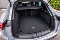 「グレカーレ トロフェオ」の荷室容量は、マイルドハイブリッド車の「GT」や「モデナ」よりも35リッター大きい570リッター。床下にはサブトランクも設置されている。