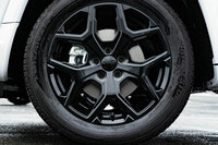 「ジープ・コンパス」に黒と赤のアクセントが目を引く限定車「ブラックシャーク」登場の画像