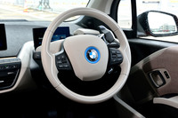 ステリングホイールのスポークは2本。クルーズコントロールとオーディオのスイッチが並ぶ。