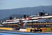 1990年を最後にF1から遠ざかっていたポールリカール。28年前のポールシッターはフェラーリ駆るナイジェル・マンセル、ウィナーはそのチームメイトだったアラン・プロストで、彼らがドライブした「フェラーリ641/2」は、甲高いエキゾーストノートを奏でた3.5リッターV12エンジンを積んでいた……というから、28年間ですっかり時代が変わってしまったという感があるのは否めない。なおこの年のレースでゴール目前までトップを快走していたのはイバン・カペリ。彼がドライブしていたマシン「レイトンハウスCG901B」を手がけたのは、エイドリアン・ニューウェイだった。現在レッドブル（写真）のデザイン・グルを務めるニューウェイは、時代を超えた逸材といえるだろう。（Photo=Red Bull Racing）