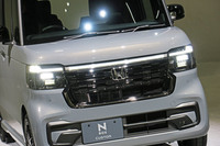 「N-BOXカスタム」のフロントマスクは横一文字のヘッドランプが特徴。