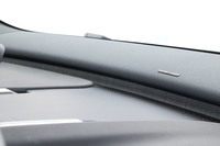 ダッシュボード上にサウンドバータイプのharman/kardonのプレミアムサウンドオーディオシステムを設置。これは標準装備となるアイテムで、9個のスピーカーと総出力1040Wのアンプで構成される。ドアにスピーカーを設置しないのは、ドア内の配線を少なくするためとボルボは説明している。