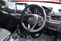 水平基調のシンプルなインストゥルメントパネルデザインが採用された「WR-V」の運転席まわり。上級グレードの「Z」と「Z＋」に本革巻きステアリングホイールが標準で装備される。
