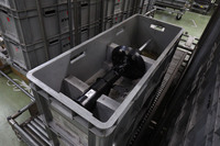 ラインオフされ納品を待つ「トヨタ・センチュリー」用のショックアブソーバー。カヤバではトヨタ向けの製品比率が高く、全体の15％を占めているという。