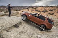 オフロードの走破性の高さは「ディスカバリー」の見どころのひとつ。険しい岩場も物ともせず進む。