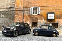 シティーカーの大先輩、「フィアット“ヌオーヴァ”500」（写真向かって右）と。