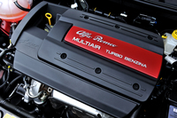 1.4リッター直4ターボは170psと23.5kgmを発生する。JC08モード燃費も他のグレードと同じ15.6km/リッター。