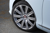 試乗車にはオプションの21インチ10本スポークプロペラホイールと275/35ZR21タイヤが装着されていた。