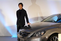 発表会場には、CMキャラクターの佐藤浩一さんがゲストで登場。新型マークXは、「SAMURAI」をキーワードに「SAMURAI PROJECT」と題した様々なキャンペーンをスタートさせる。TVCMをはじめ、佐藤部長が主演するWEBドラマなどが予定されている。「マークXには、ポテンシャルとタレント性を感じたました。伝統と男心をくすぐる運転の楽しさを伝えられたらいいですね」とプロジェクトに向けて意気込みを語った。