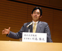 （写真上下）研究結果をリポートする、東北大学加齢医学研究所の川島隆太教授。