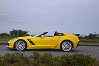 先代モデルの「Z06」がクローズドトップのクーペのみだったのに対し、現行モデルではコンバーチブルも用意されるほか、クーペについても標準グレードと同じくルーフは脱着式となっている。ボディー剛性は、屋根を閉じた状態で60％、開けた状態でも20％、先代モデルより高い。