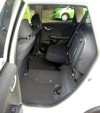 背の高い荷物を積む際の「トールモード」（写真）など、多彩なシートアレンジが自慢の「ウルトラシート」は、ハイブリッドモデルにも継承される。