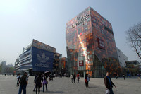 「北京の六本木」と呼ばれる三里屯の大型ショッピングモール。日本のユニクロも出店している。