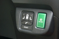 写真右は、エンジン、CVT、エアコンを統合制御して燃料の消費を抑える「ECON」モードの選択ボタン。標準で備わる。