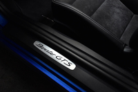 サイドシルも、モデル名入りのプレートで飾られる。
    