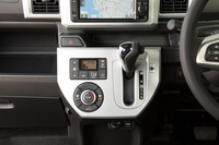 トランスミッションはCVTのみの設定で、トルコン式ATやMTなどは用意されない。
    