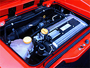 (上)スピードスターのディメンションは、全長×全幅×全高＝3790(＋55)×1708(＋8)×1112(-88)mm。カッコ内はエリーゼと比較して。ホイールベースは、30mm長い2330mm。車重は120kg重い870kg。(下)MGFの1.8リッター「K型」ユニットを用いるエリーゼに対し、こちらはオペル自慢のECOTECエンジン。アストラクーペのパワートレインが流用される。147ps/5800rpmの最高出力、20.7kgm/4000rpmの最大トルクを発生する2.2リッター直4DOHC16バルブは、オールアルミ製。乾燥重量わずか138kgである。