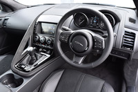 コックピットの様子。日本市場向けの「Fタイプ」は、全て右ハンドルとなる。