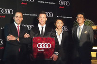 タグ･ホイヤージャパンのゼネラルマネージャー、アントワーヌ・パン氏（一番左）、アウディジャパン大喜多寛社長（一番右）と両選手。