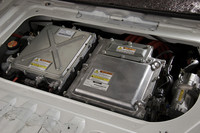 交流を直流に変換するインバーターなどの部品は荷室の床下に搭載される。