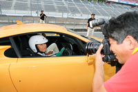 レッスンの合間には、写真撮影も。画像は「6 Sense Driving」の走行データなどとともに、参加者の手元に後日届けられる。
    