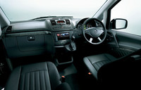 新しくなったマルチファンクションステアリングには、メーター内に表示されるディスプレイの操作スイッチが備わる。
