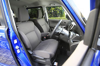 「ソリオ ハイブリッドMZ」のフロントシート。新型ソリオでは、全グレードで運転席にシートヒーターを標準装備。4WD車では助手席にも備わる。