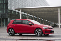 全長は先代型より55mm長い4268mmへ。Aピラーが後方に伸びたために、キャビン全体が後方に移ったように見える。
    