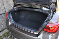 トランクルーム奥にリチウムイオンバッテリーが搭載されるが、9インチのゴルフバッグを4セット積載することができる。