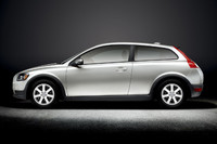 こちらはクーペモデル「C30 2.0e パワーシフト」。トリップコンピューターやシートヒーター、ルーフレールなどを省き、従来の最廉価モデル「2.4i Aktiv」よりさらに20万円も安くなった。