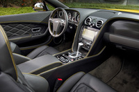 インテリアに使用されるハイド（レザー）は17色から選べ、写真のような落ち着いた組み合わせのほかに、印象的なツートンカラーを注文することもできる。