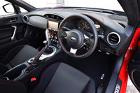 今回試乗した「BRZ S」のインテリア。ダッシュボードなどにレザー調素材のレッドステッチ入りソフトパッドが採用された。