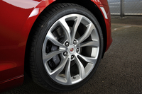 タイヤサイズは前が225/40RF18、後ろが255/35RF18と、下位グレードの「ラグジュアリー」よりワンサイズ大きめ。