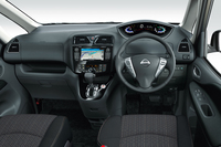 「セレナ」のインテリア。
    