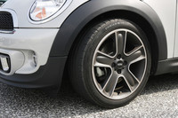 テスト車のホイールはオプションだが、タイヤは標準仕様と同じ205/45R17サイズを履く。