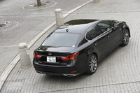 【GS350“Fスポーツ”のオプション装備】プリクラッシュセーフティシステム＋レーダークルーズコントロール＋レーンキーピングアシスト＝35万7000円／後席SRSサイドエアバッグ＝2万1000円／LEDヘッドランプ＋ヘッドランプクリーナー＝15万2250円／クリアランスソナー＝5万2500円／ヘッドアップディスプレイ＝8万4000円／ステアリングヒーター＝1万500円／“マークレビンソン”プレミアムサウンドサラウンドシステム＝28万350円／パワートランクリッド＝5万7750円