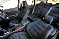 「アテンザワゴン20S」のインテリア。セダンよりホイールベースが短いこともあり、ワゴンの室内長はセダンより30mm短くなっている。