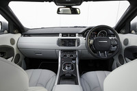 インパネには8インチのタッチスクリーンディスプレイが備わる。センターコンソールのセレクターはダイヤル式。